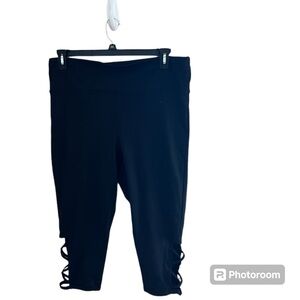 ▪️BALANCE COLLECTION: Women’s 1X, black stretchy capri leggings w/criss-crosses.